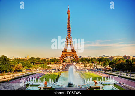 Eiffelturm gesehen aus Brunnen am Jardins du Trocadéro an einem sonnigen Sommertag, Paris, Frankreich Stockfoto