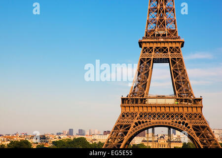 Eiffelturm-Mittelteil, der Stadt im Hintergrund, Paris, Frankreich Stockfoto