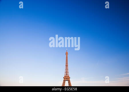 Eiffelturm, der Stadt im Hintergrund Himmel Exemplar. Paris, Frankreich Stockfoto