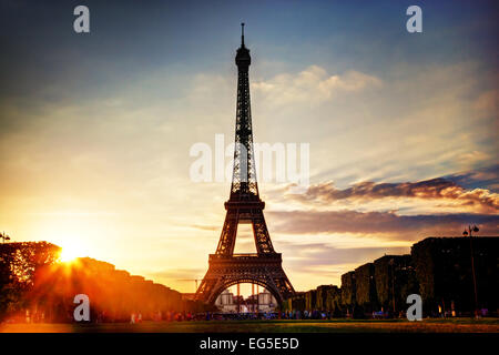 Eiffelturm gesehen vom Champ de Mars bei Sonnenuntergang, Paris, Frankreich Stockfoto