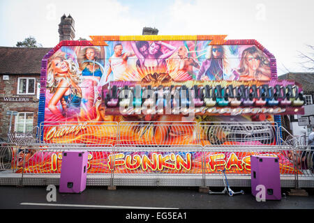Ein Messegelände fahren wird eine Unschärfe der Bewegung während Haslemere Weihnachtsmarkt. Stockfoto