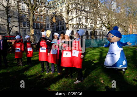 Londdon, UK. 17. Februar 2015. Der 17. ordentlichen Pfannkuchen Bettween Rennteams aus Medien und Parlament fand in Victoria Tower Gardens, es gewann das Medienteam Credit: Rachel Megawhat/Alamy Live News Stockfoto