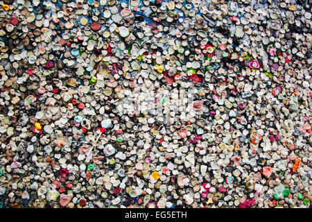 Teil der Berliner Mauer mit Graffitis und Kaugummis fest drauf. Potsdamer Platz, Berlin, Deutschland Stockfoto