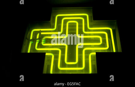 Apotheke Neon grünen Kreuz in der Nacht Stockfoto