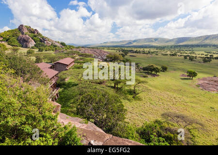 Savannenlandschaft und touristischen lodgy im Serengeti, Tansania, Afrika. Stockfoto