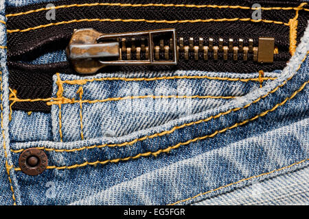 Blaue Jeans hautnah auf einer Tasche und einem Reißverschluss. Hochwertige details Stockfoto