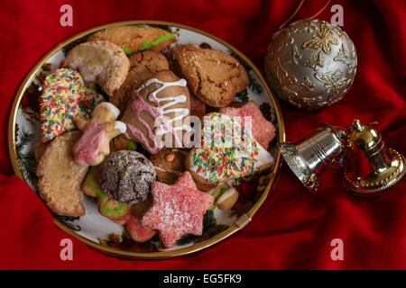 Christmas Cookies - roten Hintergrund Stockfoto