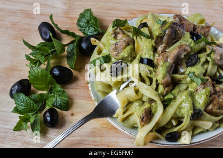 Spaghetti mit Hähnchenfilet, Pesto und Oliven Stockfoto