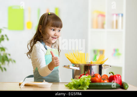 Kind Mädchen spielen Kochen und Zubereitung spaghetti Stockfoto