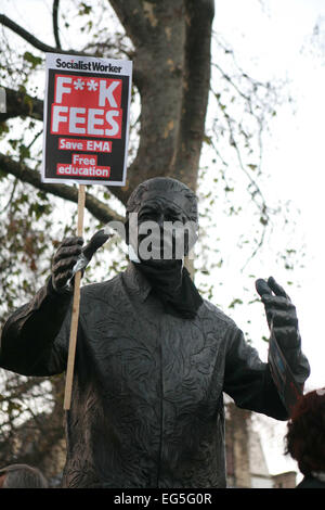 Student clasing mit der Polizei während Studentenprotest in London Stockfoto