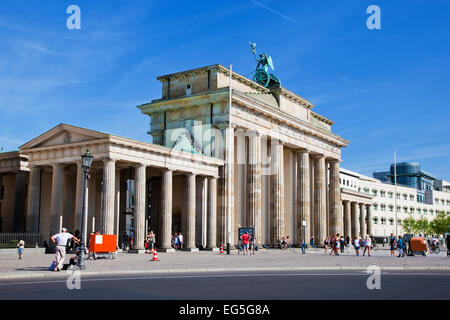 Das Brandenburger Tor. Deutsche Brandenburger Tor in Berlin, Deutschland. Sonnigen blauen Himmel Stockfoto