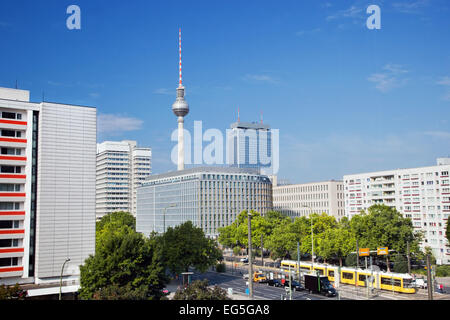 Fernsehturm, deutsche Fernsehturm gesehen aus dem östlichen Teil von Berlin nahe dem Alexanderplatz. Stockfoto