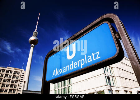 U-Bahnstation Alexanderplatz Zeichen und Fernsehturm, deutsche Fernsehturm. Berlin, Deutschland Stockfoto