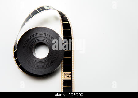 Abgerollten 35mm Film Reel mit Start Bilderrahmen in vertikaler Position, Vintage Farbeffekt auf weißem Hintergrund Stockfoto