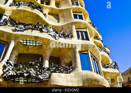 Casa Mila auch bekannt als La Pedrera von Antoni Gaudi Architekten entworfen. Barcelona, Katalonien, Spanien. Stockfoto