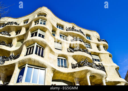 Casa Mila auch bekannt als La Pedrera von Antoni Gaudi Architekten entworfen. Barcelona, Katalonien, Spanien. Stockfoto