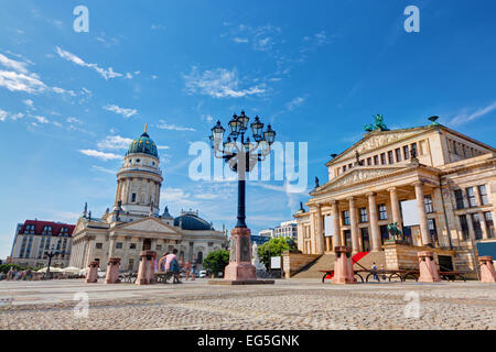 Gendarmenmarkt in Berlin, Deutschland. Blick auf den Deutschen Dom und Konzerthaus Stockfoto