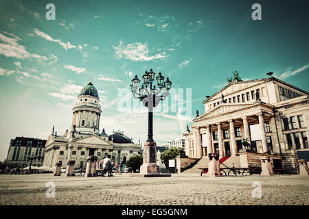 Gendarmenmarkt in Berlin, Deutschland. Blick auf den Deutschen Dom und Konzerthaus. Retro, vintage Stockfoto