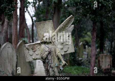 Engel auf einem Grabstein in Highgate Cemetery mit einem gebrochenen Flügel Stockfoto