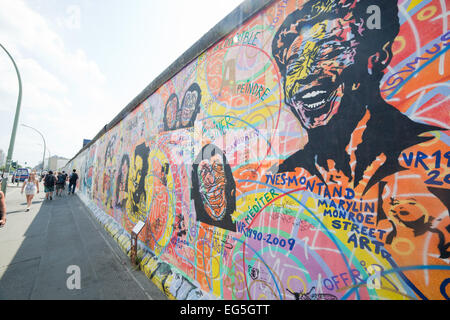 BERLIN, Juli 26: Graffiti an der East Side Gallery am 26. Juli 2013 in Berlin, Deutschland. Es dokumentiert eine Zeit des Wandels und der Hoffnung. Stockfoto