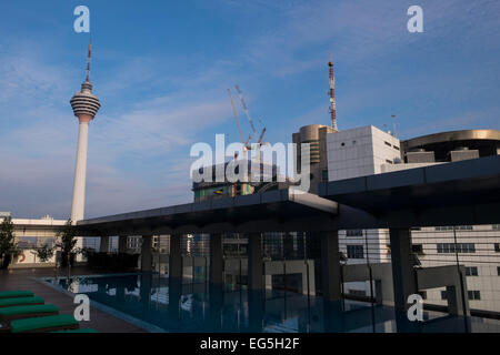 KL Tower und Reflexion im Swimmingpool auf dem Dach, Kuala Lumpur, Malaysia. Stockfoto