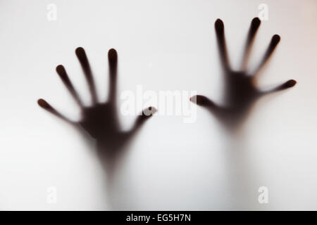 Hände berühren Milchglas. Konzeptionelle Schrei nach Hilfe, Depression, Stress, Panik Stockfoto