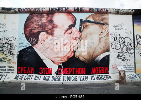 BERLIN, Juli 26: Graffiti an der East Side Gallery am 26. Juli 2013 in Berlin, Deutschland. Es dokumentiert eine Zeit des Wandels und der Hoffnungen Stockfoto
