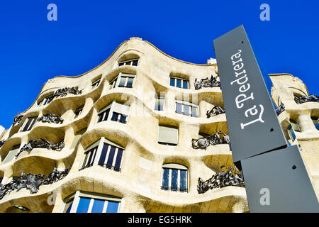 Casa Mila auch bekannt als La Pedrera von Antoni Gaudi Architekten entworfen. Barcelona, Katalonien, Spanien. Stockfoto