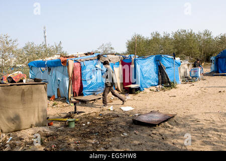 Alltag in The Camp "Jungle" in Calais, Frankreich, wo Hunderte von Migranten richten Sie zu Hause, mit vielen Hoffnung England eingeben Stockfoto