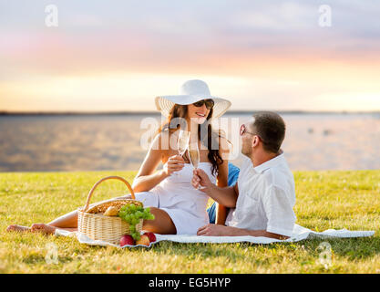 glückliches Paar trinken Champagner Picknick Stockfoto