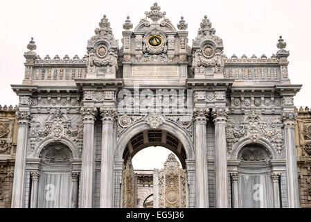 Dolmabahçe-Palast Tor des Sultans Istanbul Türkei | ISTANBUL — Das Tor des Sultans, oder Saltanat Kapısı, bildet den zeremoniellen Landeingang zum Dolmabahçe-Palast am europäischen Ufer Istanbuls. Aus weißem Marmor mit dichtem osmanisch-barocken Ornamenten gemeißelt, ist das Tor eines von zwei Hauptportalen auf der Landseite, die in die etwa 770 Fuß (235 m) lange Umfassungsmauer des Palastes eingelassen sind und die Verschmelzung europäischer Triumphbogenformen mit der osmanischen Dekorationstradition aus der Tanzimat-Zeit widerspiegeln. Stockfoto