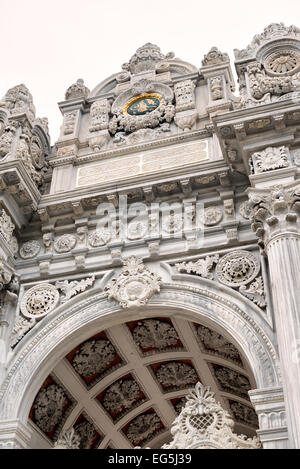 Dolmabahçe-Palast Tor des Sultans Istanbul Türkei | ISTANBUL — Eine Nahaufnahme des Saltanat Kapısı oder des Tors des Sultans im Dolmabahçe-Palast zeigt die Tuğra von Sultan Abdülmecid I über einer dichten Marmorschnitzerei, das kalligraphische Monogramm, das den Herrscher identifiziert, unter dem der Palast erbaut wurde. Das Tor durchbricht eine etwa 2.530 Fuß (770 m) lange Umfassungsmauer an der europäischen Küste Istanbuls, einen von zwei Haupteingängen an Land zu dem Komplex. Stockfoto