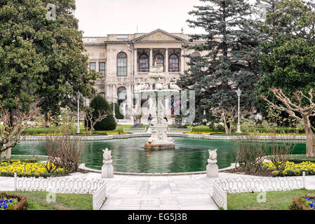 ISTANBUL, Türkei / Türkiye - Ein Springbrunnen mit Schwänen vor dem Hauptverwaltungsgebäude im Dolmabahce-Palast. Der Dolmabahce-Palast am Ufer der Bosporus-Straße war von 1856 bis 1887 und von 1909 bis 1922 das Verwaltungszentrum des Osmanischen Reiches. Erbaut und dekoriert im osmanischen Barock-Stil, erstreckt sich das Gebäude entlang eines Abschnitts der europäischen Küste des Bosporus im Zentrum von Istanbul. Stockfoto