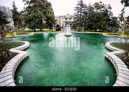 ISTANBUL, Türkei / Türkiye - Ein Springbrunnen mit Schwänen vor dem Hauptverwaltungsgebäude im Dolmabahce-Palast. Der Dolmabahce-Palast am Ufer der Bosporus-Straße war von 1856 bis 1887 und von 1909 bis 1922 das Verwaltungszentrum des Osmanischen Reiches. Erbaut und dekoriert im osmanischen Barock-Stil, erstreckt sich das Gebäude entlang eines Abschnitts der europäischen Küste des Bosporus im Zentrum von Istanbul. Stockfoto