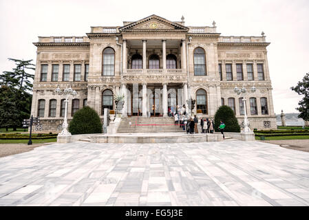 ISTANBUL, Türkei / Türkiye — das Äußere des Verwaltungsgebäudes am Dolmabahcoc-Palast. Der Dolmabahce-Palast am Ufer der Bosporus-Straße war von 1856 bis 1887 und von 1909 bis 1922 das Verwaltungszentrum des Osmanischen Reiches. Erbaut und dekoriert im osmanischen Barock-Stil, erstreckt sich das Gebäude entlang eines Abschnitts der europäischen Küste des Bosporus im Zentrum von Istanbul. Stockfoto