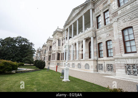 ISTANBUL, Türkei / Türkiye — das Äußere des Verwaltungsgebäudes am Dolmabahcoc-Palast. Der Dolmabahce-Palast am Ufer der Bosporus-Straße war von 1856 bis 1887 und von 1909 bis 1922 das Verwaltungszentrum des Osmanischen Reiches. Erbaut und dekoriert im osmanischen Barock-Stil, erstreckt sich das Gebäude entlang eines Abschnitts der europäischen Küste des Bosporus im Zentrum von Istanbul. Stockfoto