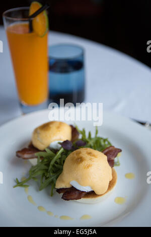 Eggs Benedict auf eine englische Muffins mit Speck und Salat. Stockfoto