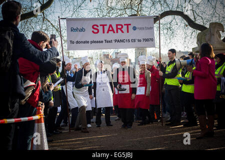 London, UK. 17. Februar 2015. Parlamentarischen Pancake Race 2015 Credit: Guy Corbishley/Alamy Live-Nachrichten Stockfoto