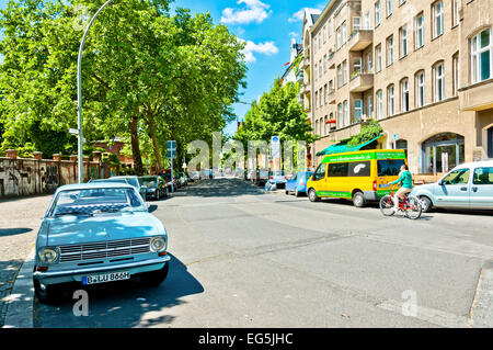 Berlin, Deutschland - 10. Juni 2013: Blick auf die Straße mit Autos und unbekannten touristischen Fahrrad Bergmannstrasse, Bezirk Kreuzberg, Stockfoto