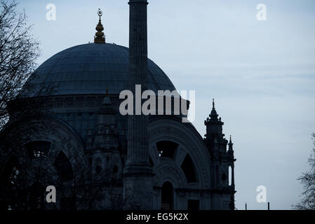 ISTANBUL, Türkei / Türkiye - Eine Sulhouette der Dolmabahce Moschee, neben dem Dolmabahce Palast, in Istanbul am Bosporus Uferpromenade. Stockfoto