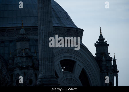 ISTANBUL, Türkei / Türkiye - Eine Sulhouette der Dolmabahce Moschee, neben dem Dolmabahce Palast, in Istanbul am Bosporus Uferpromenade. Stockfoto