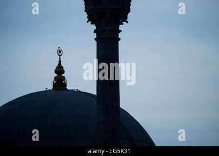 ISTANBUL, Türkei / Türkiye - Eine Sulhouette der Dolmabahce Moschee, neben dem Dolmabahce Palast, in Istanbul am Bosporus Uferpromenade. Stockfoto