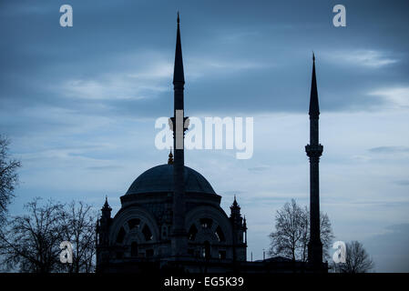 ISTANBUL, Türkei / Türkiye - Eine Sulhouette der Dolmabahce Moschee, neben dem Dolmabahce Palast, in Istanbul am Bosporus Uferpromenade. Stockfoto