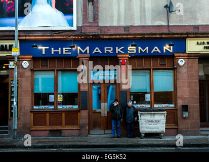 Zwei Männer rauchen außerhalb der Schütze Bar in Leith, Edinburgh. Stockfoto