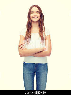 lächelnde Teenager im weißen T-shirt leer Stockfoto