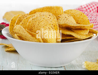 Nachos Maischips auf Holztisch. Selektiven Fokus Stockfoto