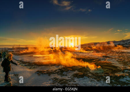 Dampf Rundum Strokkur Geysir kurz nach Ausbruch bei Sonnenuntergang, Island Stockfoto