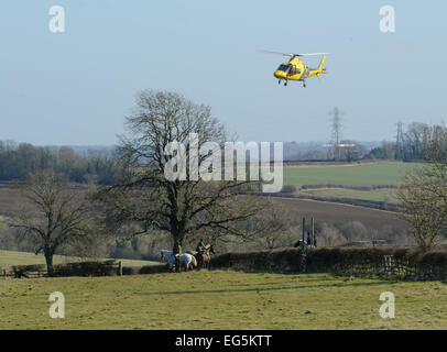 Oakham, UK. 17. Februar 2015. Cottesmore Hunt zu erfüllen. Ein Air Ambulance hieß, ein Cottesmore Follower, die bei einem Sturz verletzt wurde. Bildnachweis: Nico Morgan/Alamy Live-Nachrichten Stockfoto