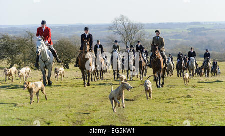 Oakham, Großbritannien. 17. Februar, 2015. Cottesmore Jagd erfüllen. Huntsman Andrew Osborne führt die Cottesmore Jagd. Quelle: Nico Morgan/Alamy leben Nachrichten Stockfoto