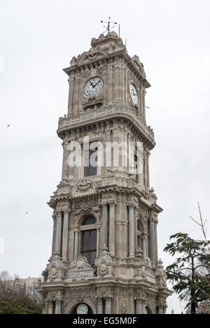 ISTANBUL, Türkei / Türkiye – Dolmabahcoc-Palast am Ufer der Bosporus-Straße war von 1856 bis 1887 und von 1909 bis 1922 das Verwaltungszentrum des Osmanischen Reiches. Erbaut und dekoriert im osmanischen Barock-Stil, erstreckt sich das Gebäude entlang eines Abschnitts der europäischen Küste des Bosporus im Zentrum von Istanbul. Stockfoto